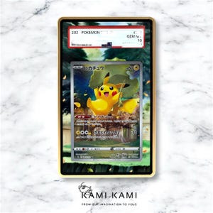 Pu&ograve; includere: Una carta collezionabile Pok&eacute;mon incorniciata con Pikachu. La carta &egrave; racchiusa in una cornice color oro. La carta Pikachu presenta testo giapponese e un'illustrazione colorata di Pikachu. La cornice ha un bordo dorato ed &egrave; posta su uno sfondo di marmo bianco.