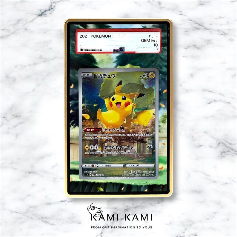 Pu&ograve; includere: Una carta collezionabile Pok&eacute;mon incorniciata con Pikachu. La carta &egrave; racchiusa in una cornice color oro. La carta Pikachu presenta testo giapponese e un'illustrazione colorata di Pikachu. La cornice ha un bordo dorato ed &egrave; posta su uno sfondo di marmo bianco.