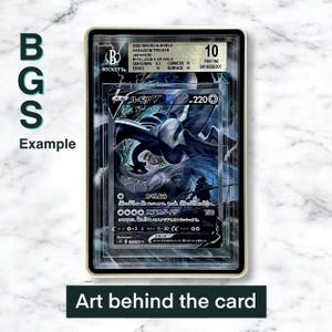 Puede incluir: Una carta Pok&eacute;mon calificada en un estuche protector. La carta presenta una ilustraci&oacute;n Lugia V SR Holo con texto japon&eacute;s. El estuche tiene un borde dorado e incluye una etiqueta de Beckett Grading Services (BGS) con una calificaci&oacute;n de 10.