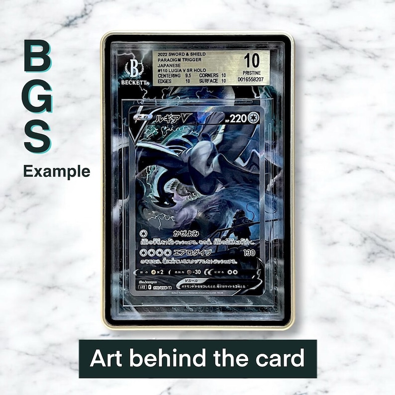 Puede incluir: Una carta Pok&eacute;mon calificada en un estuche protector. La carta presenta una ilustraci&oacute;n Lugia V SR Holo con texto japon&eacute;s. El estuche tiene un borde dorado e incluye una etiqueta de Beckett Grading Services (BGS) con una calificaci&oacute;n de 10.