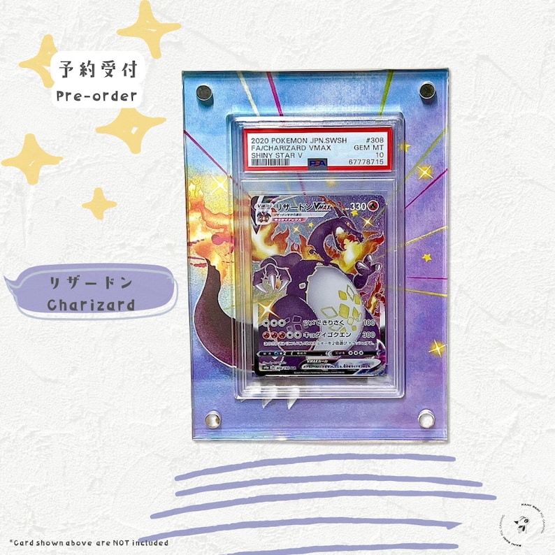 Puede incluir: Una vitrina de acr&iacute;lico transparente con un fondo morado y azul. La vitrina contiene una carta de juego de comercio Pokemon que presenta una carta Charizard VMAX con una calificaci&oacute;n Gem Mint 10. La carta es del set japon&eacute;s Sword and Shield Shiny Star V.