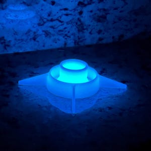 GLOW- Zierliche Baby Wachtel Tränke | Leuchtet im Dunkeln | Sauberes Wasser | Sicher Sauber Kompakt | 3D Gedruckt | Hergestellt in den USA