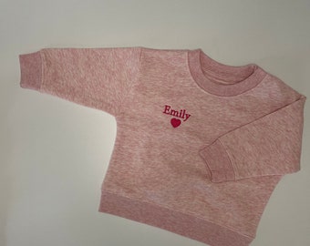 Baby Crewneck-Pullover aus Bio-Baumwolle, personalisierbar, mit Namen bestickt – passend zu unserem MAMA Pullover aus alten Kleidungsstücken