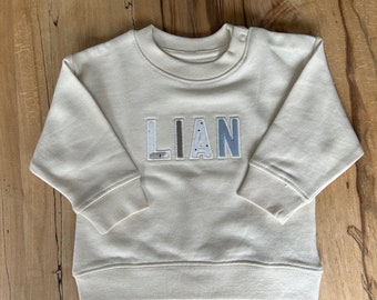 Baby Keepsake-Pullover bestickt mit Kleidungsstücken, personalisierbar, Andenken, Geschenk, Applikation, nachhaltig, ökologisch