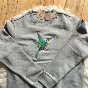 Kapuzensweatshirt bestickt mit Kolibri aus 100% Biobaumwolle, vegan, ökologisch und ethisch, Geschenk, Krafttier, gemütlich für den Herbst Bild 1