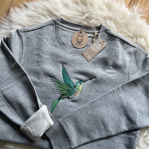 Kapuzensweatshirt bestickt mit Kolibri aus 100% Biobaumwolle, vegan, ökologisch und ethisch, Geschenk, Krafttier, gemütlich für den Herbst Bild 2