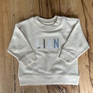 Baby Keepsake-Pullover bestickt mit Kleidungsstücken, personalisierbar, Andenken, Geschenk, Applikation, nachhaltig, ökologisch Bild 1