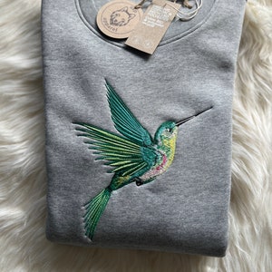 Kapuzensweatshirt bestickt mit Kolibri aus 100% Biobaumwolle, vegan, ökologisch und ethisch, Geschenk, Krafttier, gemütlich für den Herbst Bild 3
