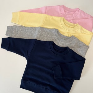 Baby Keepsake-Pullover bestickt mit Kleidungsstücken, personalisierbar, Andenken, Geschenk, Applikation, nachhaltig, ökologisch Bild 8