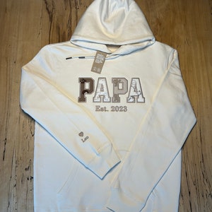 MAMA/PAPA Keepsake-Pullover bestickt mit Babykleidung, personalisierbar, Andenken, Geschenk, Applikation, nachhaltig, ökologisch Bild 5