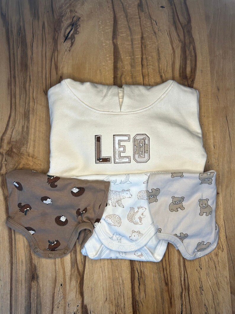 Baby Keepsake-Pullover bestickt mit Kleidungsstücken, personalisierbar, Andenken, Geschenk, Applikation, nachhaltig, ökologisch Bild 5