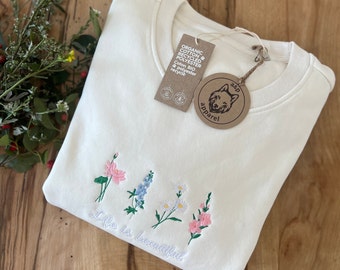 Pullover bestickt mit Blumen und personalisiertem Wunsch-Text, Geschenk für Mama, Freundin, individuell gestaltbar, Songtexte, Spruch, Namen