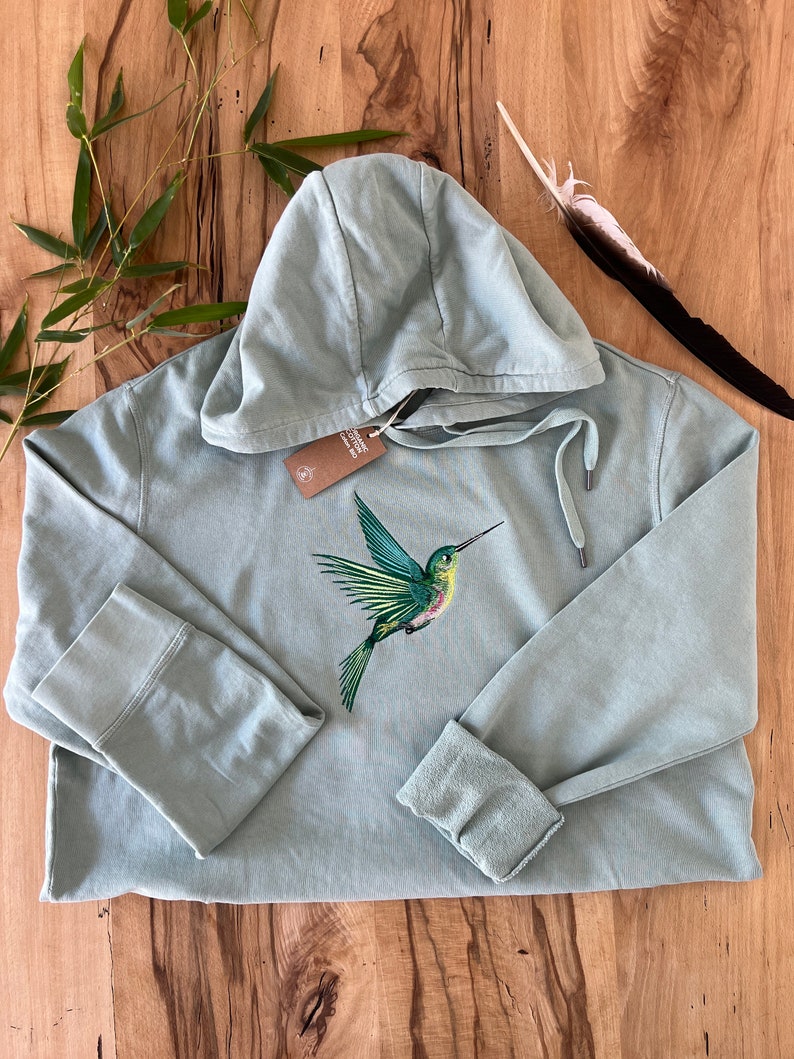 Kapuzensweatshirt bestickt mit Kolibri aus 100% Biobaumwolle, vegan, ökologisch und ethisch, Geschenk, Krafttier, gemütlich für den Herbst Bild 6