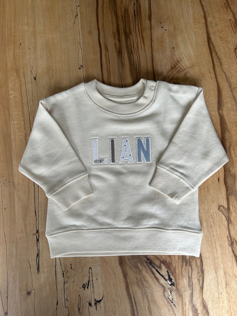 Baby Keepsake-Pullover bestickt mit Kleidungsstücken, personalisierbar, Andenken, Geschenk, Applikation, nachhaltig, ökologisch Bild 1