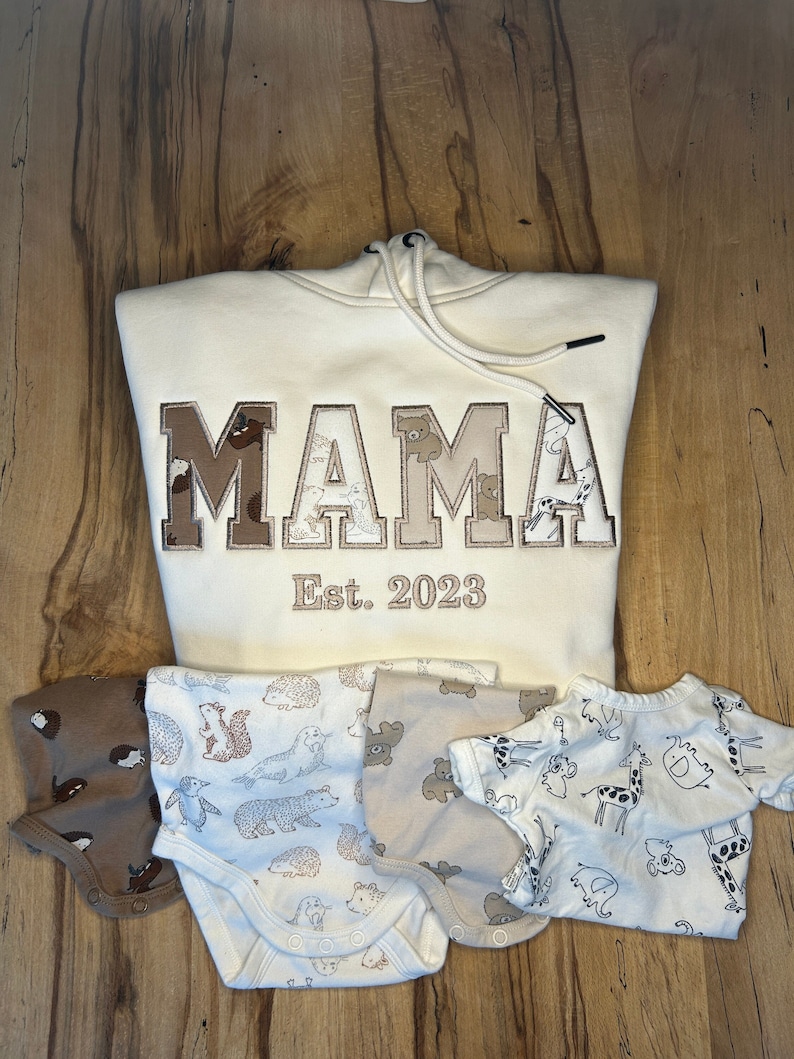 MAMA/PAPA Keepsake-Pullover bestickt mit Babykleidung, personalisierbar, Andenken, Geschenk, Applikation, nachhaltig, ökologisch Bild 1