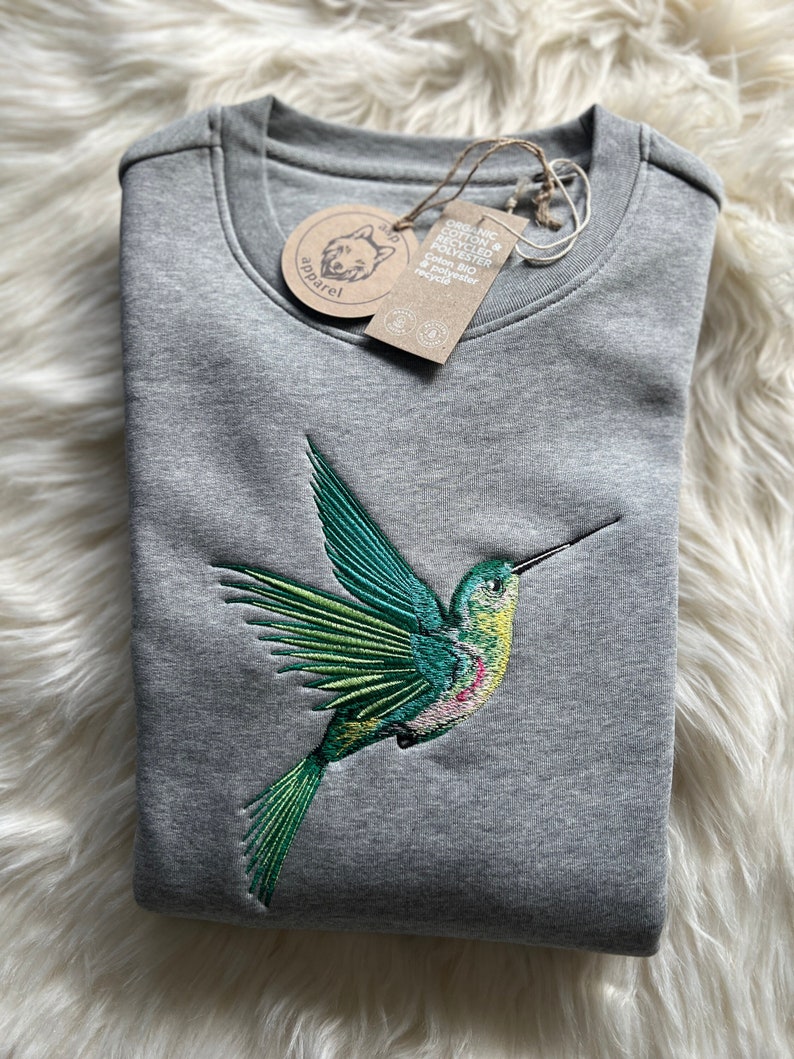 Kapuzensweatshirt bestickt mit Kolibri aus 100% Biobaumwolle, vegan, ökologisch und ethisch, Geschenk, Krafttier, gemütlich für den Herbst Bild 3