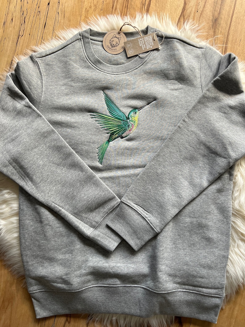 Kapuzensweatshirt bestickt mit Kolibri aus 100% Biobaumwolle, vegan, ökologisch und ethisch, Geschenk, Krafttier, gemütlich für den Herbst Bild 1