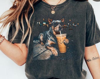 Camiseta con diseño de perro pastor australiano y café helado, camiseta divertida para amantes de los perros, regalo para amantes del Blue Heeler, camiseta Comfort Colors.