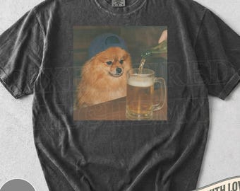 Camiseta engraçada com um Pomeranian bebendo cerveja, camiseta divertida e sarcástica com meme de Pomeranian, presente engraçado para homens e mulheres que amam cachorros.