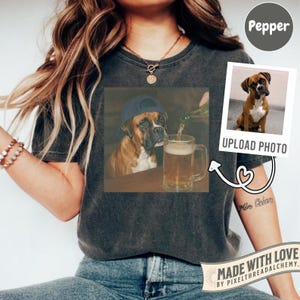 Può includere: T-shirt grigio scuro con un Boxer che indossa un berretto da baseball, con birra versata in un boccale. A destra c'è una piccola foto di un Boxer, con la scritta "UPLOAD PHOTO". La maglietta ha anche la scritta "MADE WITH LOVE BY PIXELTHREADALCHEM".