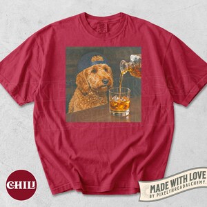K&ouml;nnte beinhalten: Rotes T-Shirt mit einer Grafik eines Hundes mit Baseballkappe, in ein Glas wird Whisky gegossen. Das Wort "CHILL" ist unten links aufgedruckt. Der Satz "MADE WITH LOVE" ist unten rechts aufgedruckt.