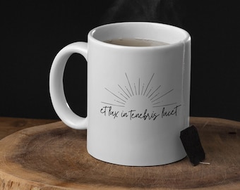 Et Lux in Tenebris Lucet, Tasse mit klassischen Gesprächen, glaubensbasiertes Geschenk für Homeschool-Mama, Homeschool-Tasse für Frauen, Tasse mit lateinischen Schriften