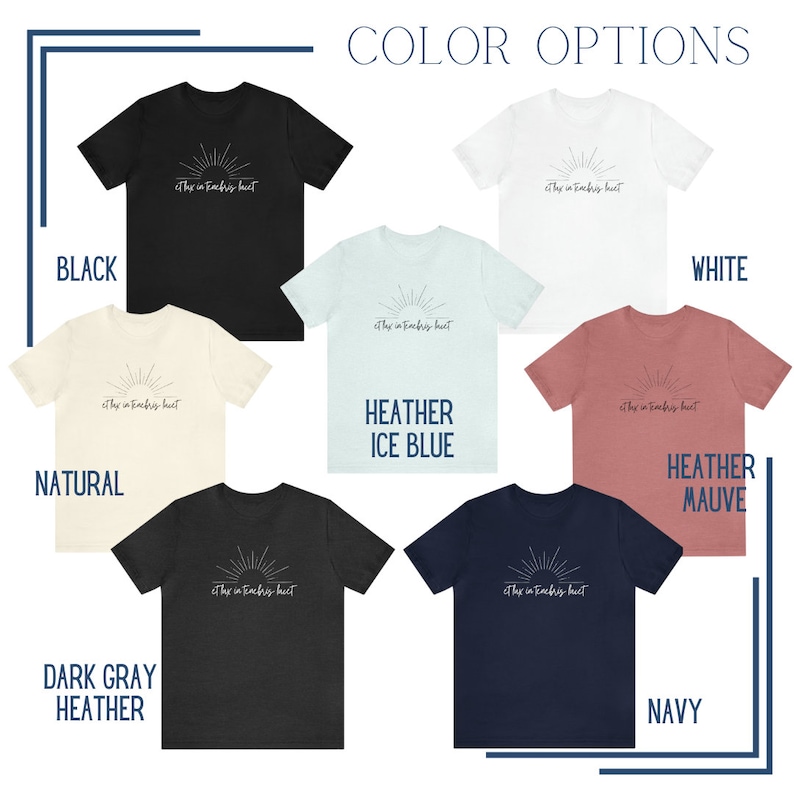 K&ouml;nnte beinhalten: Ein Mockup eines T-Shirts in zehn verschiedenen Farben, mit einer Grafik einer Sonne mit Strahlen und dem Text "et lux in tenebris lucet". Die Farben sind Schwarz, Wei&szlig;, Heather Ice Blue, Heather Mauve, Natur, Dunkelgrau Heather und Marine.