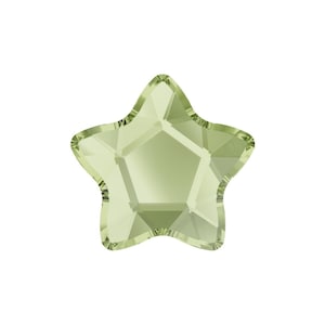 Peut inclure: Cristal en forme d'étoile vert clair, facetté. L'étoile a cinq pointes et un motif géométrique. Le cristal transparent reflète la lumière, créant un effet scintillant. L'étoile est isolée sur fond blanc.