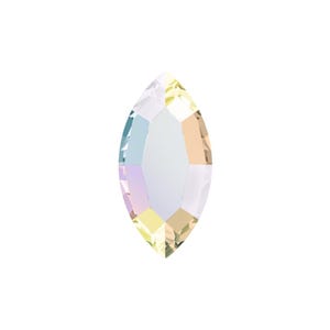 Könnte beinhalten: Ein marquiseförmiger, irisierender Kristall mit einem facettenreichen Design. Der Kristall reflektiert ein Farbspektrum, darunter Gelb, Rosa und Blau, vor einem weißen Hintergrund. Dieser dekorative Kristall eignet sich für die Schmuckherstellung und andere Bastelprojekte.