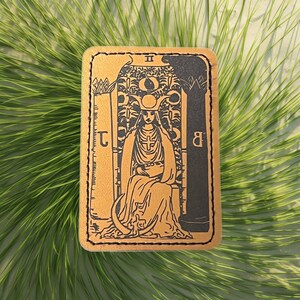 De hogepriesteres Tarot kaart gegraveerd patch Rider-Waite Tarot, druk op zelfklevende Witchy sticker, laser gegraveerde aangepaste patch
