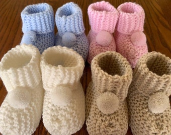 Chaussons bébé chauds tricotés à la main, doux et naturels (blanc, rose, bleu ou beige). Chaussons pour bébés de 0 à 6 mois (semelle de 10 cm). Idée cadeau.