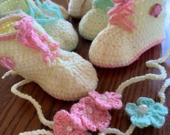 Chaussons pour bébés naturels, purs et doux, chauds et tricotés à la main. Chaussons pour bébés de 0 à 6 mois (semelle de 10 cm). Idée cadeau.