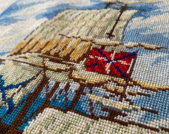 Fini la broderie au point de croix Frégate dans la mer. Broderie faite à la main. Décoration intérieure. Idée cadeau. Travaux d'aiguille terminés.