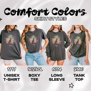 Pu&ograve; includere: Sono mostrati quattro diversi modelli di magliette Comfort Colors: una t-shirt unisex, una boxy tee, una manica lunga e una canotta. Ogni maglietta &egrave; di colore grigio scuro e presenta una grafica con la silhouette di un cane in una scena di foresta. Il testo "Comfort Colors" e "Shirt Styles" &egrave; in alto.