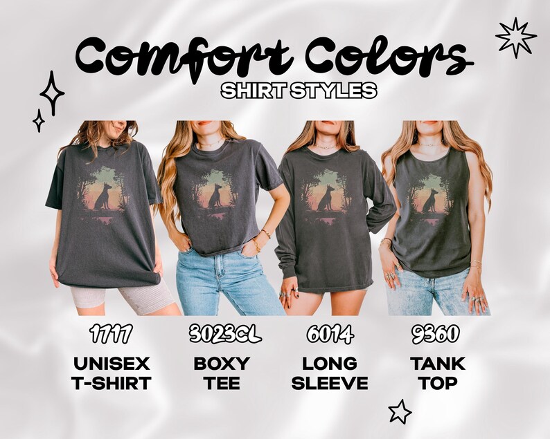 Pu&ograve; includere: Sono mostrati quattro diversi modelli di magliette Comfort Colors: una t-shirt unisex, una boxy tee, una manica lunga e una canotta. Ogni maglietta &egrave; di colore grigio scuro e presenta una grafica con la silhouette di un cane in una scena di foresta. Il testo "Comfort Colors" e "Shirt Styles" &egrave; in alto.