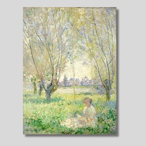 Puede incluir: Pintura impresionista de un paisaje soleado con árboles altos y una figura en la hierba. La obra presenta una paleta de verdes, amarillos y azules, con un pueblo distante visible. El estilo evoca tranquilidad y belleza natural.