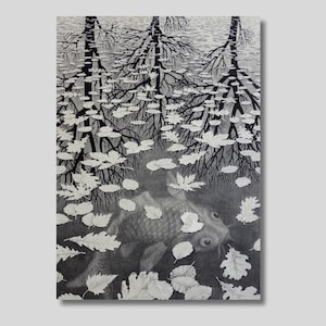 以下が含まれることがあります： 葉のついた池で泳ぐ魚を描いた白黒の錯視画。魚は水に半分浸かっており、葉は水面に浮かんでいます。絵は写実的なスタイルで描かれており、魚と葉は細部まで描かれています。