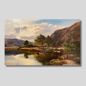 Può includere: Un dipinto a olio che raffigura un paesaggio fluviale con una mandria di bestiame che pascola vicino alla riva. Una grande collina rocciosa si erge sul lato destro sotto un cielo nuvoloso. Due figure sono visibili sulla riva erbosa.