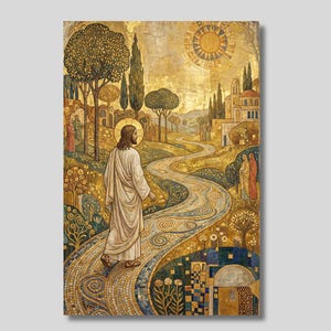 Könnte beinhalten: Ein vertikales Kunstwerk mit einer Figur in einem weißen Gewand, die auf einem gewundenen Pfad durch eine goldene Landschaft geht. Die Szene zeigt stilisierte Bäume, eine strahlende Sonne und architektonische Strukturen in goldener Mosaikoptik.