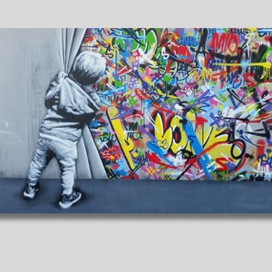 Könnte beinhalten: Ein Kind schaut um eine Ecke und enthüllt eine farbenfrohe Wand, die mit Graffiti bedeckt ist. Die Graffiti beinhalten das Wort "love" in großen gelben Buchstaben.