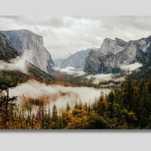 Yosemite Valley Leinwandkunst: Neblige Berglandschaft Kunstdruck