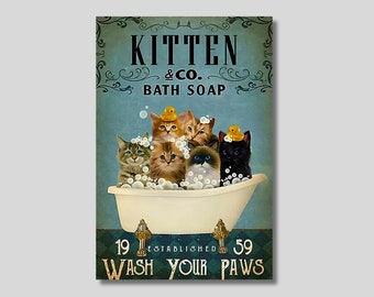 Könnte beinhalten: Ein Vintage-Plakat, das für "Kitten & Co. Bath Soap" wirbt, mit einer Gruppe von Kätzchen in einer Badewanne mit Blasen. Das Plakat hat einen blauen Hintergrund mit goldenen Akzenten und den Text "Gegründet 1959 Wasche deine Pfoten".