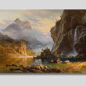 Può includere: Un dipinto che rappresenta una scena serena di un lago di montagna con due figure in una canoa. Il lago è circondato da alberi verdi e lussureggianti e scogliere imponenti. Il cielo è di un azzurro tenue con nuvole vaporose. Il dipinto è realizzato in uno stile realistico con attenzione ai dettagli.