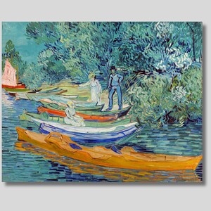 Pode incluir: Uma pintura que representa uma cena de rio com vários barcos atracados na margem. Os barcos são pintados em várias cores, incluindo azul, verde, amarelo e vermelho. A cena se passa sob uma copa de árvores, com duas figuras em pé na margem.