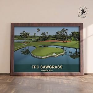 Può includere: Stampa artistica incorniciata del campo da golf TPC Sawgrass in Florida, USA. L'opera presenta un'illustrazione dettagliata del campo con un green insulare verde circondato da acqua, palme e vegetazione lussureggiante. Il testo "TPC SAWGRASS" è visualizzato in basso.