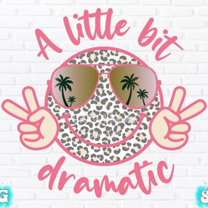 Puede incluir: Una cara sonriente rosa y blanca con gafas de sol y signos de paz, con el texto "A little bit dramatic" en rosa.