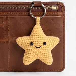 ミニマルなベリーチャームループ、質感のある毛糸のバッグチャーム、おしゃれなベリーキーホルダー、普段使いの財布飾り、心地よい毛糸のアクセサリー