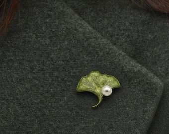 Broche de hoja de ginkgo con perla – Broche inspirado en la naturaleza – Joyería botánica – Elegante broche de esmalte verde – Regalo para ella – Broche minimalista para abrigo