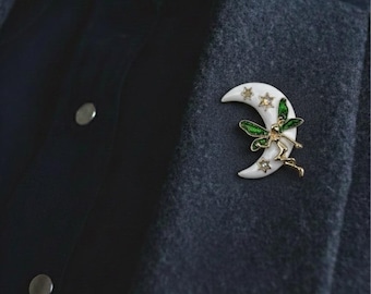 Broche de Hada en la Luna – Pin de Luna Creciente de Esmalte con Estrellas – Joyería de Fantasía Mágica – Regalo para Ella – Accesorio Fairycore