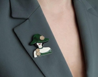 Broche vintage de dama: pin acrílico retro con sombrero verde